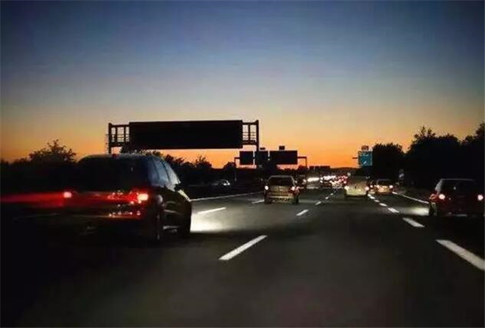 青岛租车夜间跑高速注意事项 青岛租车夜间跑高速注意事项